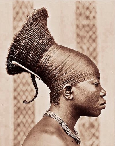            - Lipombo -Les Mangbetu sont connus pour leur art et leur musique très développés. Les Mangbetu pratiquaient le « lipombo », l’art de l’allongement de la tête, qui dénotait la majesté et le statut social.
