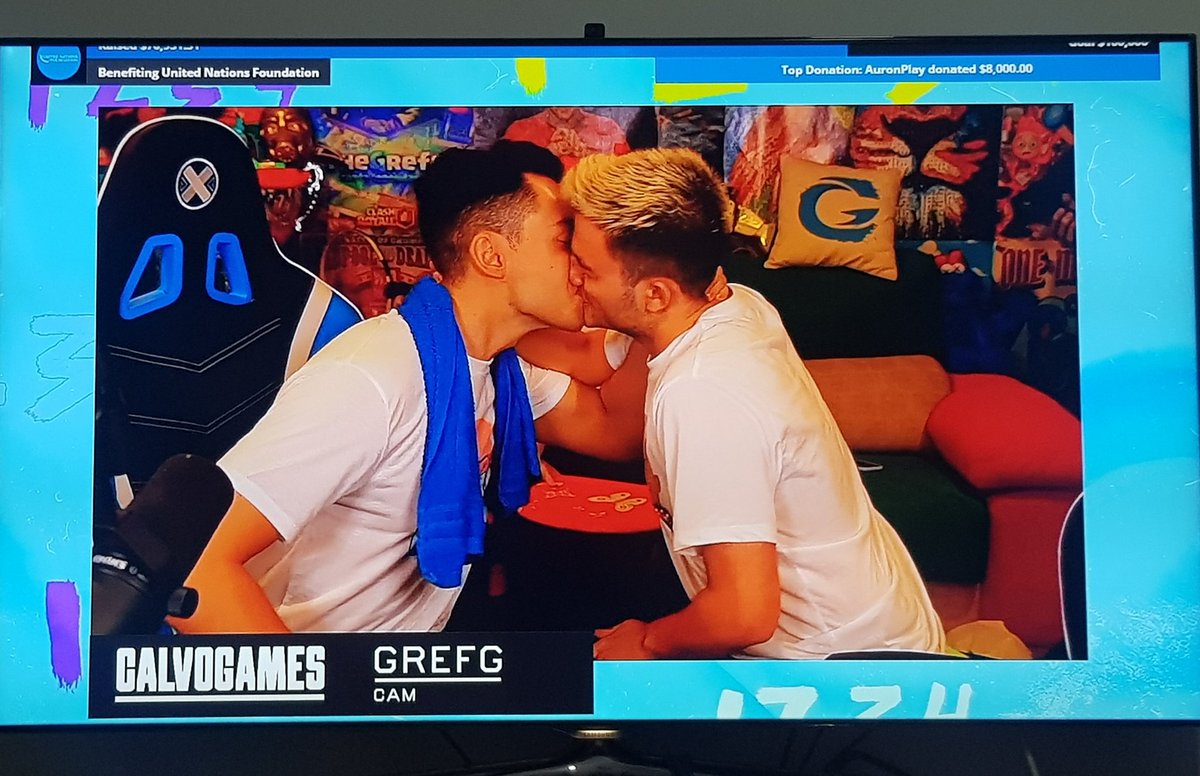 AlbertoMuradas's tweet photo. @TheGrefg Apenas llegué a tu directo y lo primero que vi al ponerlo en la TV fue este frondoso beso hahaha eres la mamada 👌🏾👌🏾🤣🤣 https://t.co/1FcI93XTvX