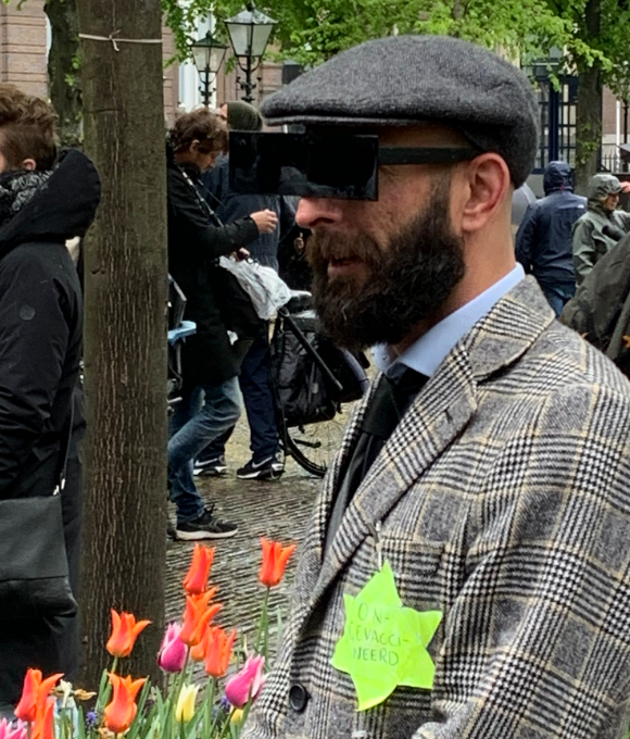 Als je ook maar enig historisch besef hebt, dan weet je dat je ongelooflijk dom bent om te durven scanderen dat je nu vrijheid wilt. Ik heb nieuws voor je; die heb je al. Een Jodenster dragen; schaam je diep! Eén idioot wil ik specifiek benoemen; die uit Lunteren (@frankruesink).