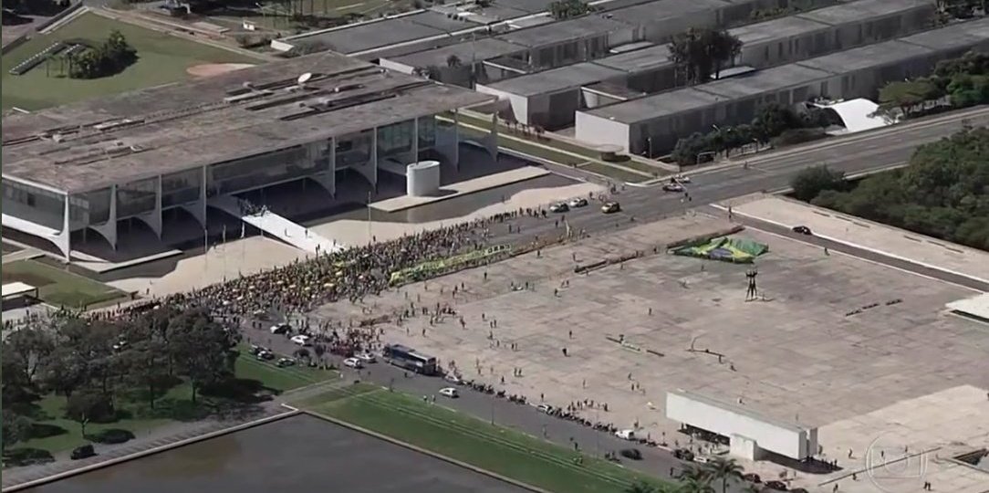fernandokallas's tweet photo. Milhaaaaaaaares de pessoas tomaram Brasília hoje! O povo foi pra rua! IIIIIIIISSA! 🙌 https://t.co/MuIR1A6hBu