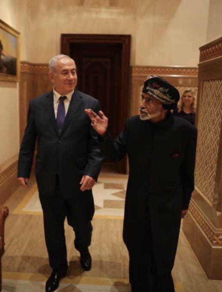 حمد البطحري 🇴🇲 (@hamad_albathari) on Twitter photo للعلم <a href="/kasimf/">فيصل القاسم</a> إن الزيارة التي حدث تسبقها زيارة للرئيس الفلسطيني وكان حضرة صاحب الجلالة السلطان قابوس في استقباله رغم كبر السن و المرض (كما تعلمون) وكان يستقبله وهوه يرتدي ثوب ابيض و بعدها تم استقبال رئيس الكيان الصهيوني بالون الأسود.
(يتبع)
#مذيع_الجزيره_يسي_لقابوس للعلم <a href="/kasimf/">فيصل القاسم</a> إن الزيارة التي حدث تسبقها زيارة للرئيس الفلسطيني وكان حضرة صاحب الجلالة السلطان قابوس في استقباله رغم كبر السن و المرض (كما تعلمون) وكان يستقبله وهوه يرتدي ثوب ابيض و بعدها تم استقبال رئيس الكيان الصهيوني بالون الأسود.
(يتبع)
#مذيع_الجزيره_يسي_لقابوس