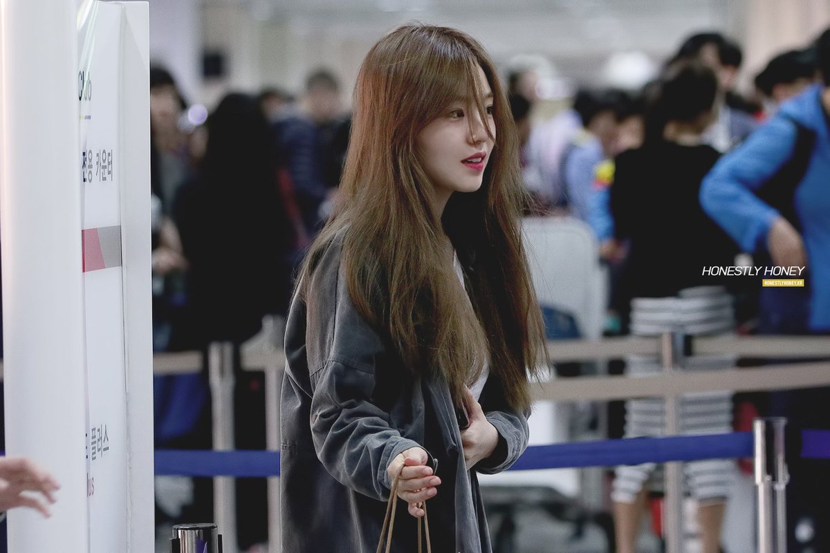 irene_gifs's tweet photo. irene's messy hair is still one of my favorites https://t.co/Gc7TMxRkJF