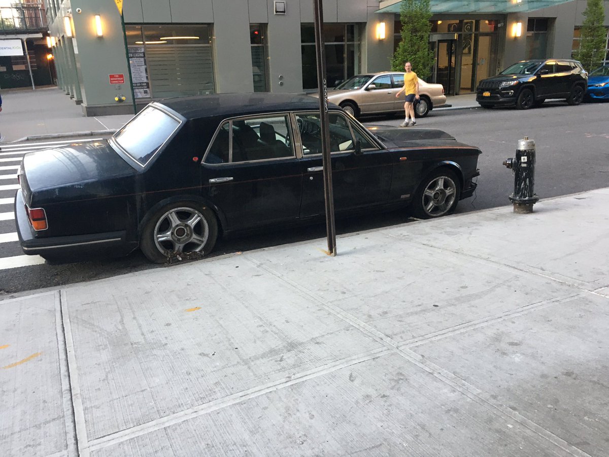 News12Andrew's tweet photo. Only on the #uppereastside do people abandon their unwanted #Bentleys 🤦🏼‍♂️. Hey @NYPD19Pct can this be removed? It’s blocking a #Firehydrant at E74 St &amp; York Avenue. Thanks. @FDNY #engine44 https://t.co/B0zJcpLgdG