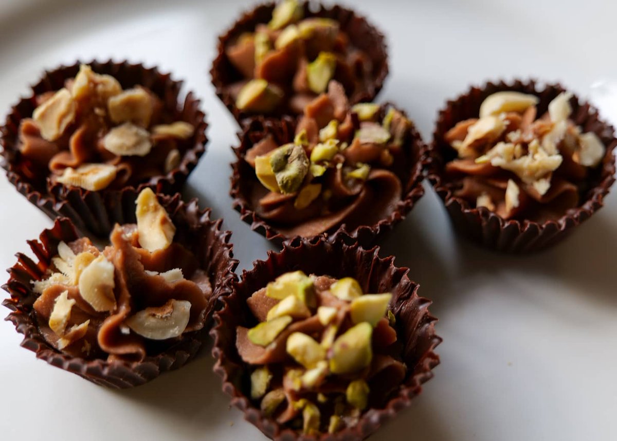 heatherelwell's tweet photo. These chocolate rum mascarpone bites are the perfect size if you're craving something sweet after Cena or with your afternoon espresso ☕ also, you can impress your friends (virtually, but hopefully soon in person) by using only a few simple ingredients. ➡️https://t.co/dPPJWXyARv https://t.co/PFwuicFB3d