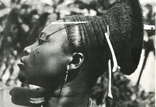 La coiffure prolongeait l’esthétique de la tête. Les chefs portaient des parures décorées de plumes rouges ou multicolores.