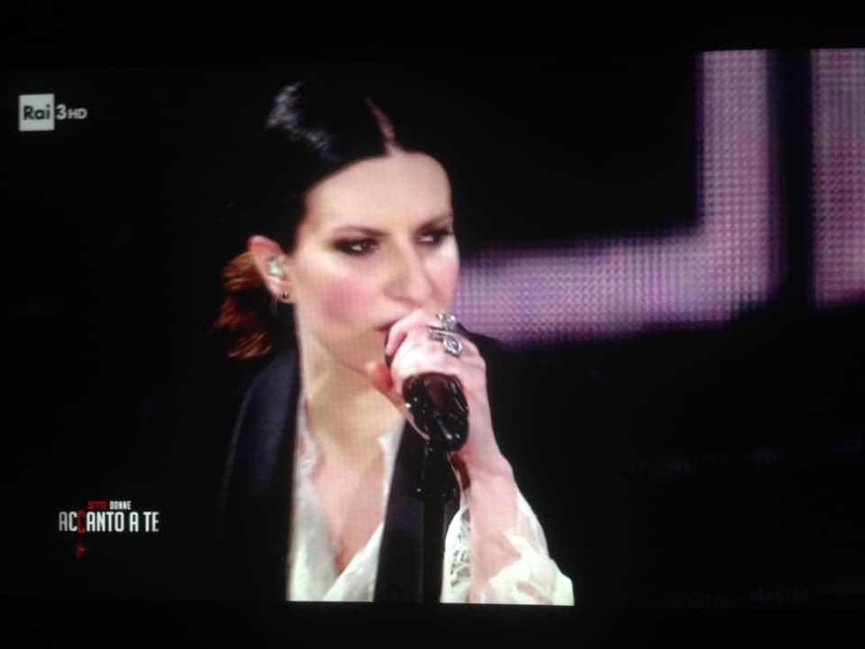 GiovanniVerdoli's tweet photo. Grazie #Rai3 per aver trasmesso il best off degli ultimi 3 tour della grande #LauraPausini. Sarebbe bello vedere sulla Rai una data integrale del tour di Laura Pausini con #BiagioAntonacci del 2019.#SimiliWorldTour #FattiSentireWorldWideTour #LB2019 #7donneAcCantoate #PausiniRai3 https://t.co/bD5E6Tq7Ur