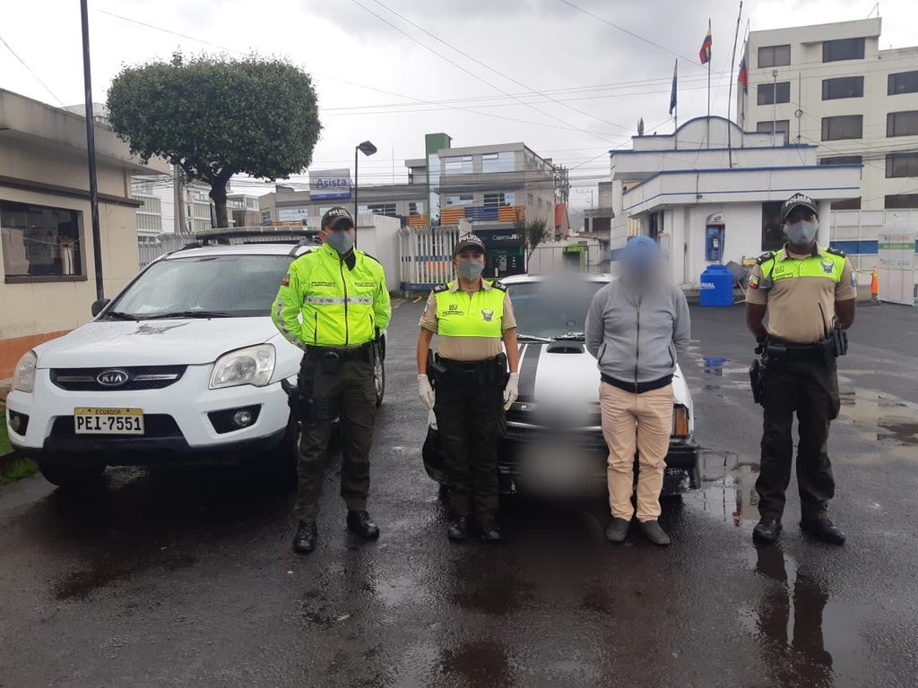 PoliciaEcuador's tweet photo. 🚨Durante la ejecución de un operativo antidelincuencial en el #DistQuitumbe, #DMQ, procedimos a parar la marcha de un vehículo y al verificar los datos del conductor en el sistema, resaltó una boleta de captura vigente por el delito violación.
#CeroImpunidad https://t.co/f7dCy1FZtx
