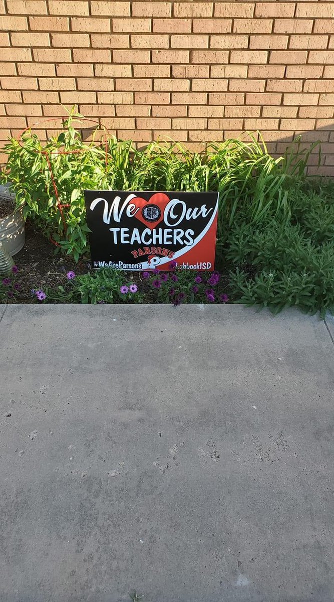 ParsonsPirates's tweet photo. We love our teachers and staff Parsons! 
Happy teacher/staff appreciation week! ❤️🖤🏴‍☠️
#WeAreParsons
#LubbockISD https://t.co/nnjyinOFiD