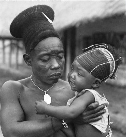La déformation crânienne se perpétua jusqu’aux années 50 et disparut avec l’arrivée des colons belges qui se sont emparés du territoire Congo, mettant fin à ces traditions ancestrales.