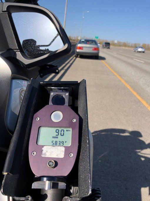 PoliciaPortland's tweet photo. Con menos tráfico en las carreteras hemos visto un aumento en velocidades inseguras. Por favor, ayude a garantizar que nuestros trabajadores esenciales lleguen a trabajar de forma segura. Ajuste su control de crucero si necesita ayuda para mantener una velocidad segura. https://t.co/Ii0prOk9Uo