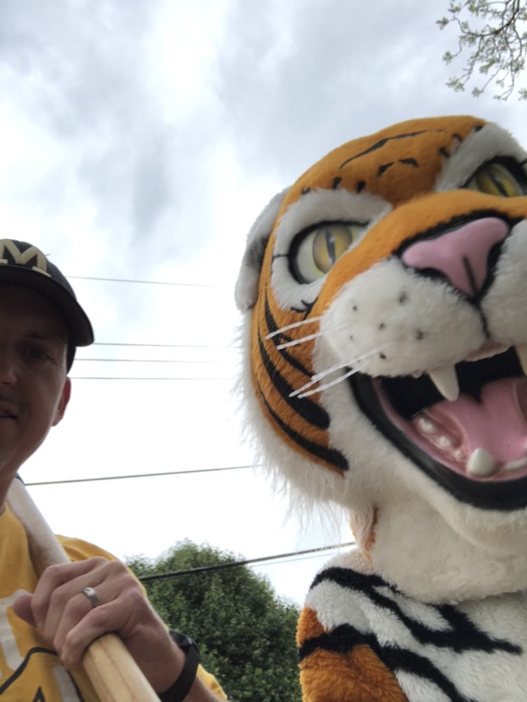 TonyJarvis_MHS's tweet photo. Hey Tiger families and community!
Thursday evening from 6-? Is our Class of 2020 Senior parade.  They will march down Main from Briggs plant to 12th St.  Come out and support our Seniors!
#Classof2020 #MurraySchools @MurrayTigers @MHSDAWG_POUND @MurraySchools https://t.co/sun1w6WEzB