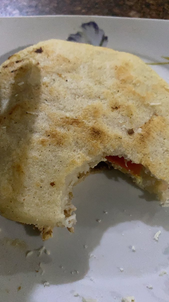 JessiePanda's tweet photo. Arepa con queso y tomate https://t.co/ceVWOoqBCd