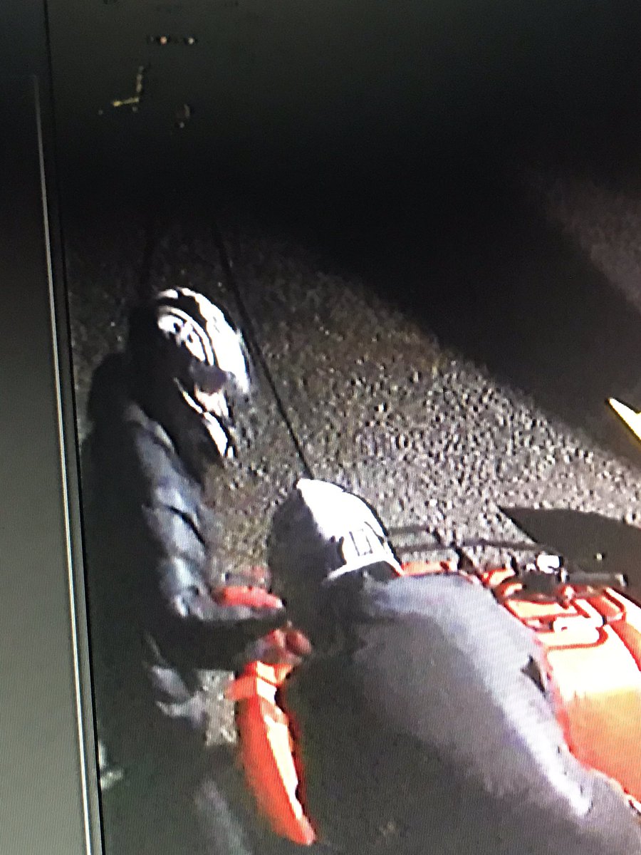 KekkeAT's tweet image. Vi har precis haft inbrott i valsta i Haninge! 2 idioter försökte ta våran fyrhjuling. Någon som har sett dom på väg mot västerhaninge eller jordbro området vid 23.50 tiden ungefär den 3/5 får gärna höra av dig! Dom drog iväg på en annan fyrhjuling som troligtvis är stulen. RT=❤️