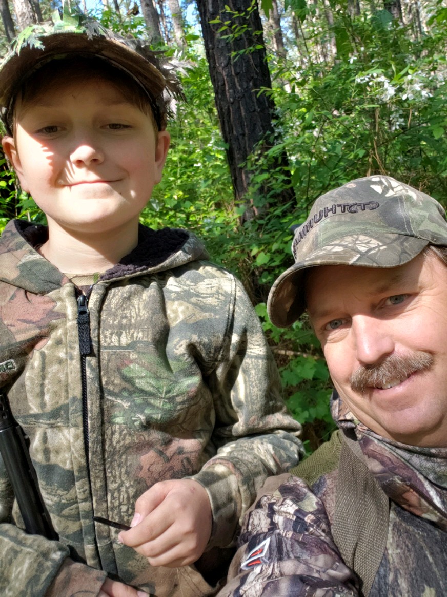paynesclass's tweet photo. Drake and dad hunting , Clark with Daisy May, and Nathan with chalk creations! Miss these kiddos! @TweetDCS_LMS https://t.co/HW0VmkmdB8