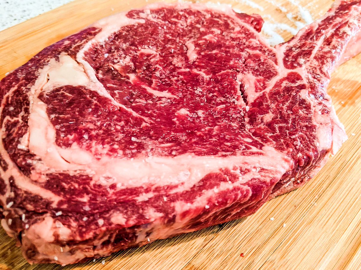 TastyChomps's tweet photo. We grilled up some excellent steaks from @KRESCHOPHOUSE butcher shop tonight! 22 oz bone in ribeye and 16 oz prime ribeye - picked up vacuum sealed to go with seasonings and butter from downtown Orlando on Friday! Delish! #pickuporlando #407days #orlandotogo https://t.co/5Zx5jjTd86