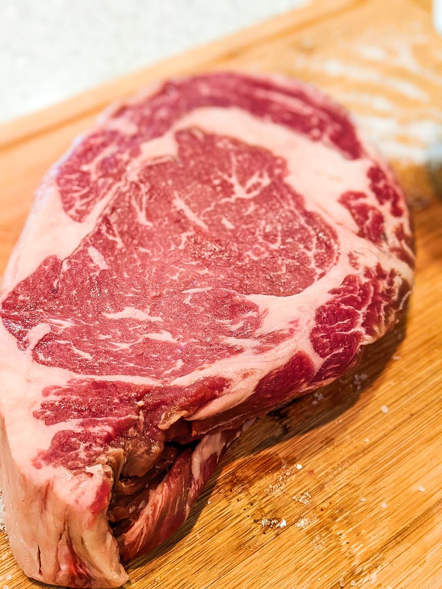 TastyChomps's tweet photo. We grilled up some excellent steaks from @KRESCHOPHOUSE butcher shop tonight! 22 oz bone in ribeye and 16 oz prime ribeye - picked up vacuum sealed to go with seasonings and butter from downtown Orlando on Friday! Delish! #pickuporlando #407days #orlandotogo https://t.co/5Zx5jjTd86