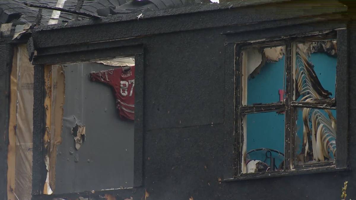 colin_mcivor's tweet photo. A photo from a devastating house fire that happened today in my neighbourhood here in Calgary. I know it's a long shot, but I am hoping that #HockeyTwitter could help out to get this replaced. I think it would be a little bit of good in their tough situation. @penguins https://t.co/2XuHnhno3p