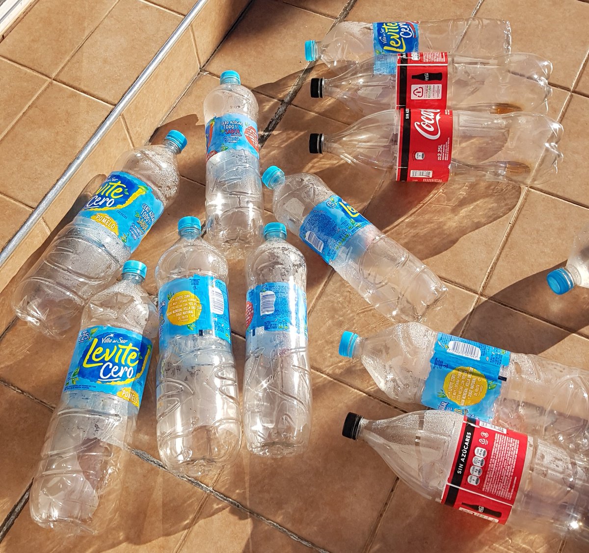 lalocadeltaper's tweet photo. Acopiar los reciclables además de todo sirve como diagnóstico... Si te sacas de encima las botellas en cuanto las vacías, no te das cuenta quizás CUANTO estas consumiendo de eso... 🤔

Verlo todo junto quizás te invita a reflexionar sobre tu consumo de ese producto... https://t.co/B51CVG1azz