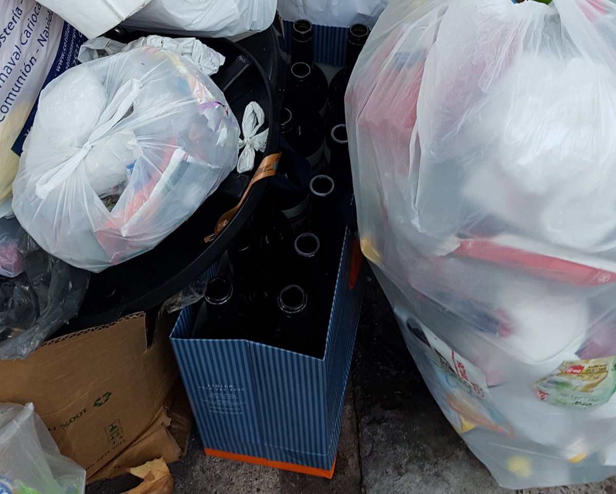 lalocadeltaper's tweet photo. Acopiar los reciclables además de todo sirve como diagnóstico... Si te sacas de encima las botellas en cuanto las vacías, no te das cuenta quizás CUANTO estas consumiendo de eso... 🤔

Verlo todo junto quizás te invita a reflexionar sobre tu consumo de ese producto... https://t.co/B51CVG1azz