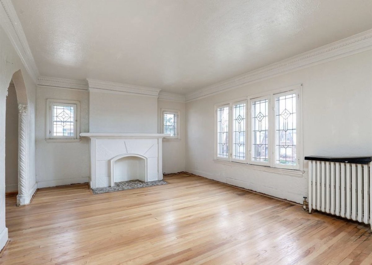 ValynciaPage's tweet image. HOUSE HACK! 

Buy a multi-unit or “2 Family Flat”. Live in 1 unit &amp;amp; rent out the other(s) &amp;amp; boom the home will pay for itself!

In Detroit you can find affordable 2 family homes; i.e. this one is $129k-your note would be no more than $900/month depending on interest rates!