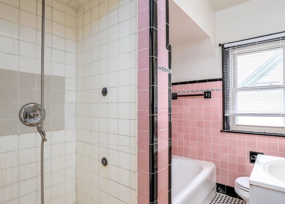 ValynciaPage's tweet image. HOUSE HACK! 

Buy a multi-unit or “2 Family Flat”. Live in 1 unit &amp;amp; rent out the other(s) &amp;amp; boom the home will pay for itself!

In Detroit you can find affordable 2 family homes; i.e. this one is $129k-your note would be no more than $900/month depending on interest rates!