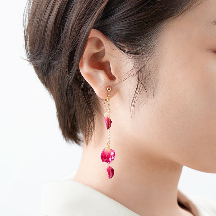 LOVEGREEN_media's tweet photo. gui ローズイヤリング。「お花を身にまとう」とはまさにこのこと。お花好きなお母さんへのプレゼントにいかがでしょう。イヤリング・ピアス揃えております。#LOVEGREEN #LOVEGREENSTORE #Botapii #母の日 #プレゼント
https://t.co/jYZI670bpg https://t.co/M62YCNci8g