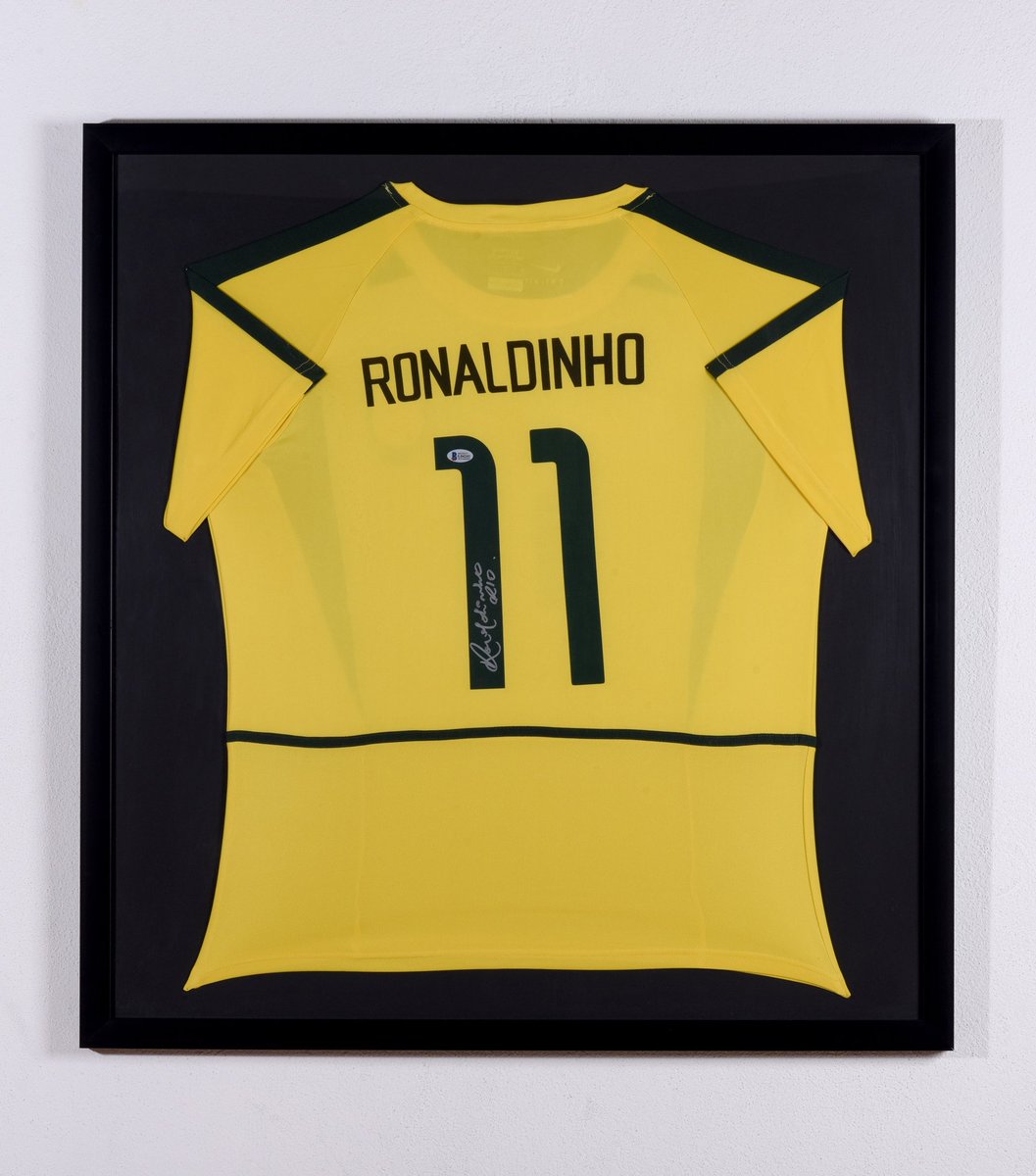 legadodedeporte's tweet photo. Te quieres ganar un jersey autografiado por el mismísimo Ronaldinho? Ve a nuestro instagram para participar! https://t.co/4mELL4w8WS https://t.co/Is3aa2iUBl