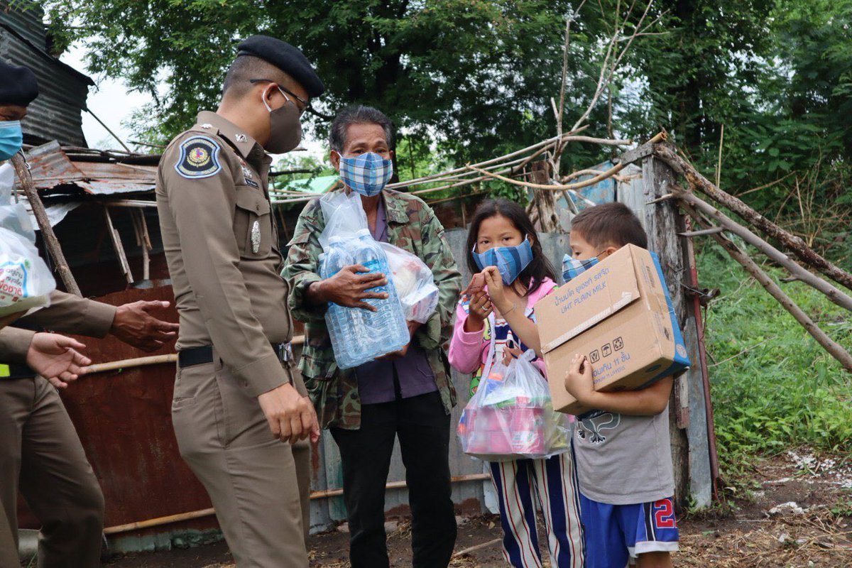 js100radio's tweet photo. ตำรวจทางหลวงโคราช ช่วยเหลือชาวบ้านเดือดร้อนจากโควิด-19 มอบถุงยังชีพเราไม่ทิ้งกัน ชุมชนคนพลัดถิ่นในปากช่อง อย่างต่อเนื่อง

(Cr.@NewsFreelance1) https://t.co/U2QsFGXaoW