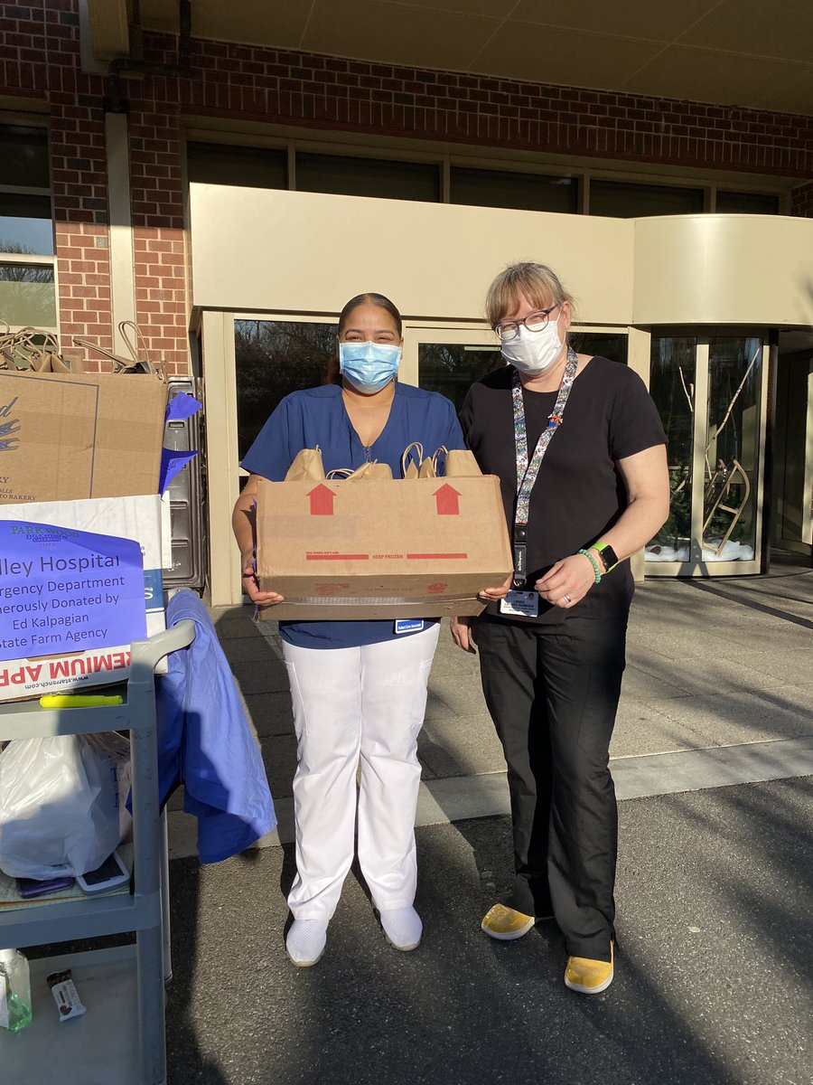 EdKalpagian's tweet photo. Day 3 of giving back to our community had us purchase and delivering dinner for the nursery and ER Staff at Valley Hospital! Let’s give the all some virtual Love & Thanks! #statefarmpayitforward #ourstatefarm #edkalpagianagency #givebacktoyourcommunity https://t.co/YHujX4WYBS
