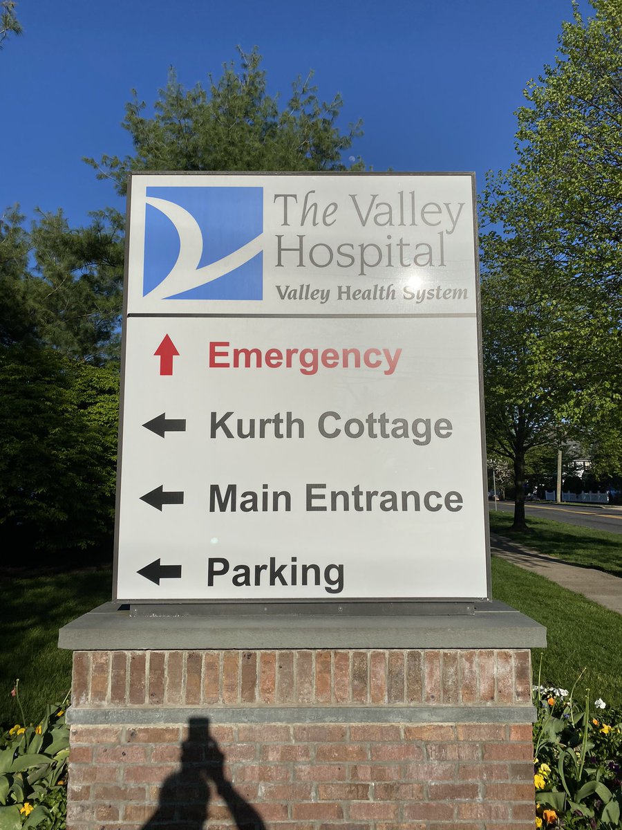 EdKalpagian's tweet photo. Day 3 of giving back to our community had us purchase and delivering dinner for the nursery and ER Staff at Valley Hospital! Let’s give the all some virtual Love & Thanks! #statefarmpayitforward #ourstatefarm #edkalpagianagency #givebacktoyourcommunity https://t.co/YHujX4WYBS