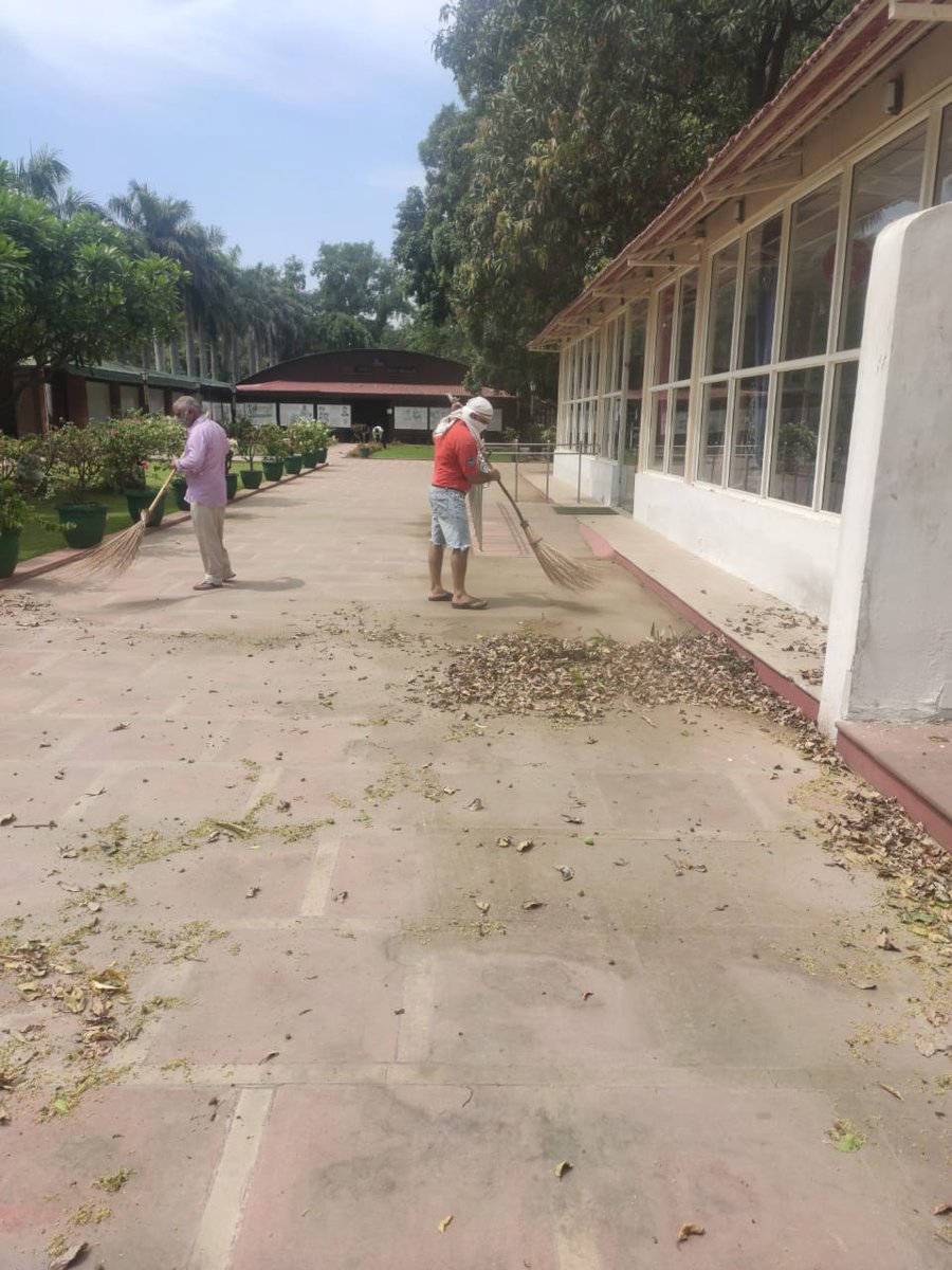 GandhiSmriti_'s tweet photo. Despite lockdown GSDS staff in quarters in Tees January Lane join together in a cleanliness drive in #Gandhi Smriti today.
#caronavirusindia #CoronaWarriors #COVIDー19 #lockdown #CleanHandSanitizer #coronavirus https://t.co/iWwFb6mBpc