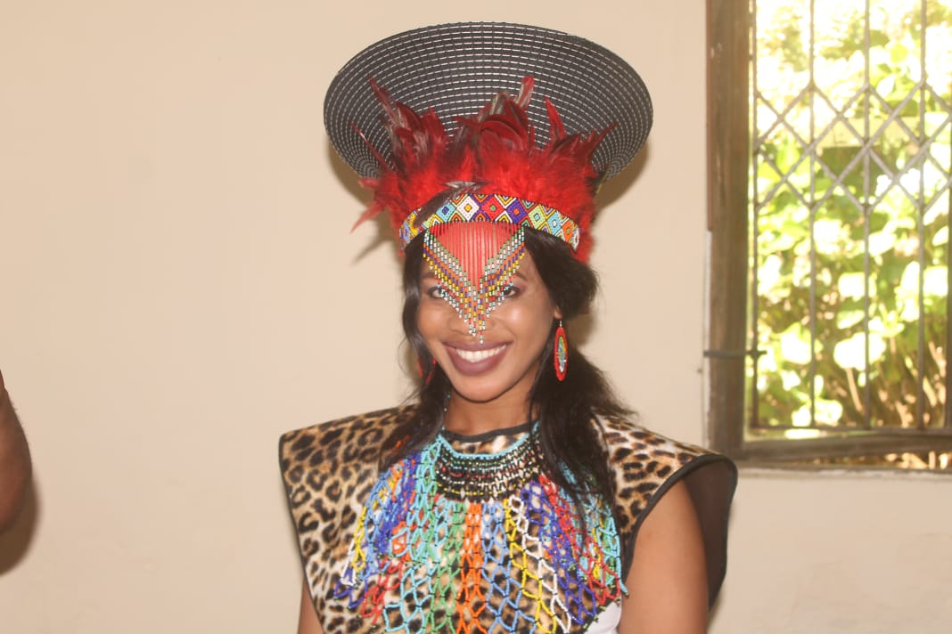 Mhleli_M's tweet photo. @ndhile_dlamini @Siyabashaya My wife killed both the Xhosa and Zulu looks. 

Umembeso (2018) in Frames 1 &amp; 2, Umgcagco (2019) in Framea 3 &amp; 4.

#EmbracingCulture https://t.co/KWCgOh490M