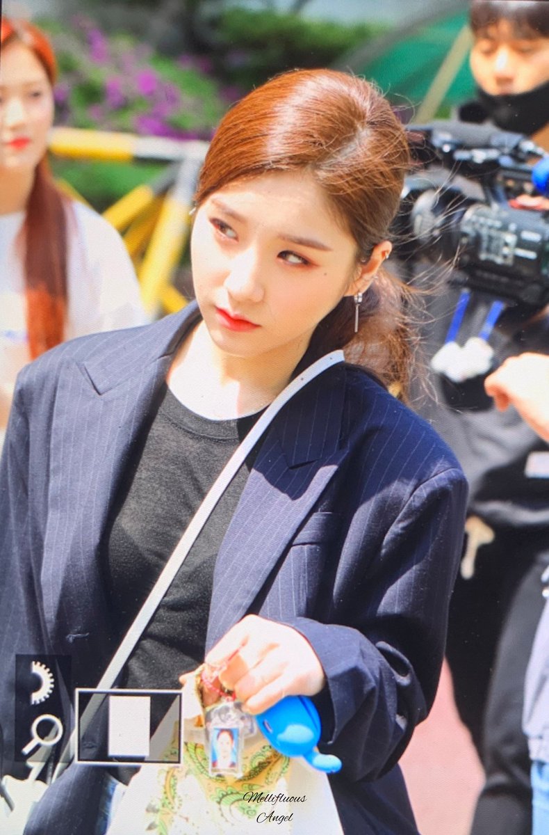 Angelheejin1019's tweet photo. 200504 출근🐰🐰

#이달의소녀 #LOONA 
#희진 #HEEJIN https://t.co/kVSaahk7QF