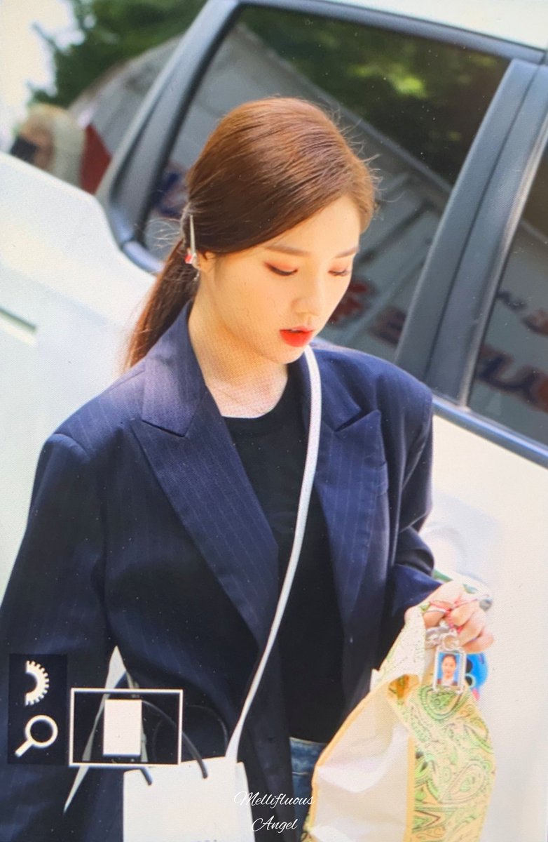Angelheejin1019's tweet photo. 200504 출근🐰🐰

#이달의소녀 #LOONA 
#희진 #HEEJIN https://t.co/kVSaahk7QF
