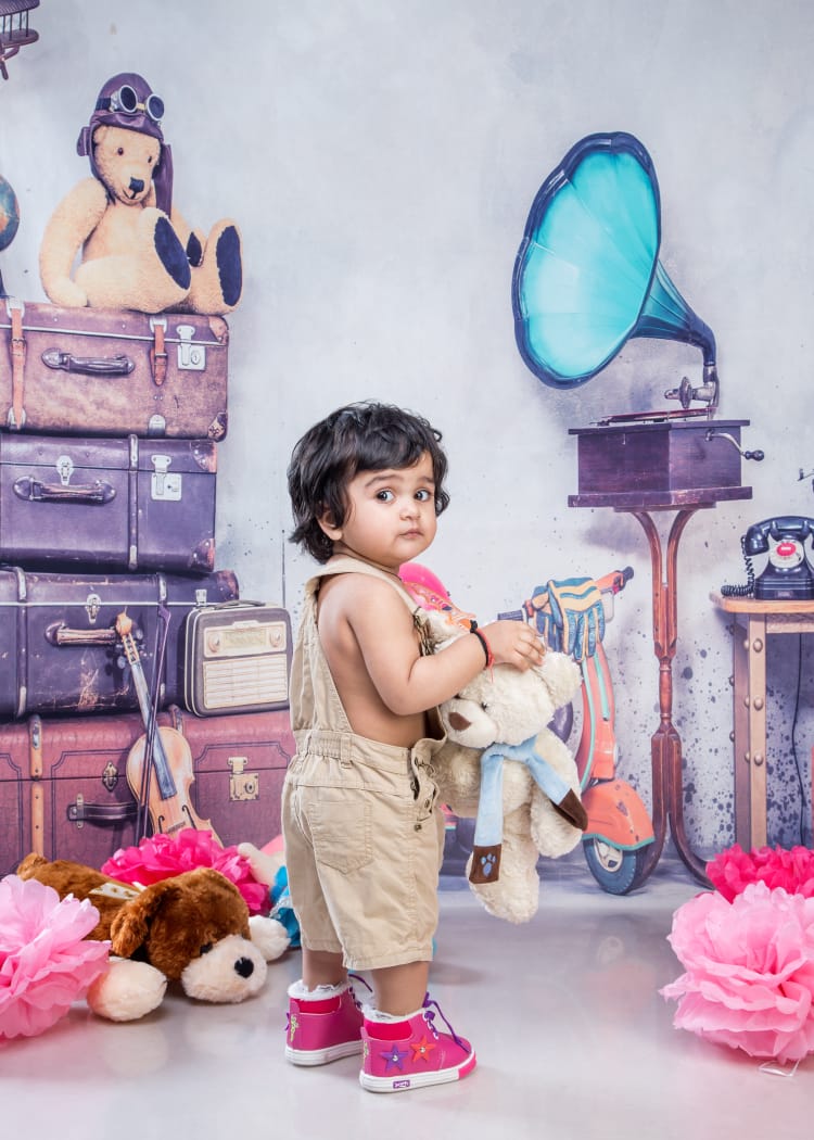 DareRuchika's tweet photo. Hi, Amitabh sir @SrBachchan 🙏
My daughter is 15 months old &amp; she is very fond of your voice. I noticed it when she sees your @firstcryindia ad on @YouTube.Her face starts glooming very differently. I mean, she loves to see you there.
#AmitabhBachchan https://t.co/RvsEtmmI9r