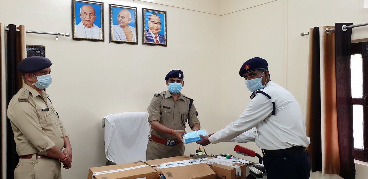 Paytm के सीनियर वाइस प्रेसिडेंट श्री अभय शर्मा व रीजनल हेड पेटीएम अंबुज रस्तोगी द्वारा डाक सेवा के माध्यम से 2000 उच्च कोटि के मास्क  दिनांक 30 -04- 2020 को यातायात पुलिस को उपलब्ध कराए गए हैं l  यातायात पुलिस के समस्त कर्मचारियों को वितरण  किया गया l <a href="/Paytm/">Paytm</a>