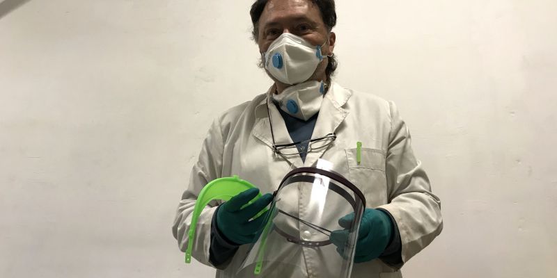 "Fa només 40 dies que busquen, troben, aconsegueixen i fabriquen material de defensa contra la COVID 19. Tot és voluntari i a través de donacions..." Entrevista de <a href="/MonDiari/">El Món</a> a <a href="/sebarroja/">Joan</a> membre de <a href="/rotarymanresac/">Rotary Club Manresa Centre</a>: ow.ly/XNem50zvGwD #voluntarisdelbages #rotary #covid19