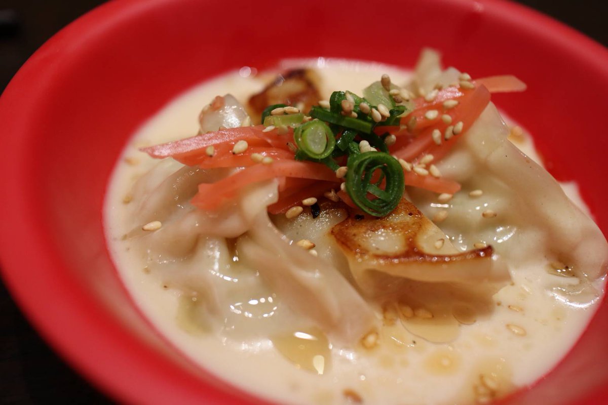 ＼「 #餃子フェス」ファミリー💛応援プロジェクト／
🥟餃子専門店 龍の餃子(大阪・豊中)
🍽酢コショウで食べる豚トロ餃子
🍽濃厚旨みとんこつスープ餃子
豚トロたっぷり餃子は酢コショウで⭐️
豚骨や野菜をじっくりと炊き出し、背脂をきさせた濃厚とんこつスープ餃子も🐷💖
👉instagram.com/ryunogyoza/