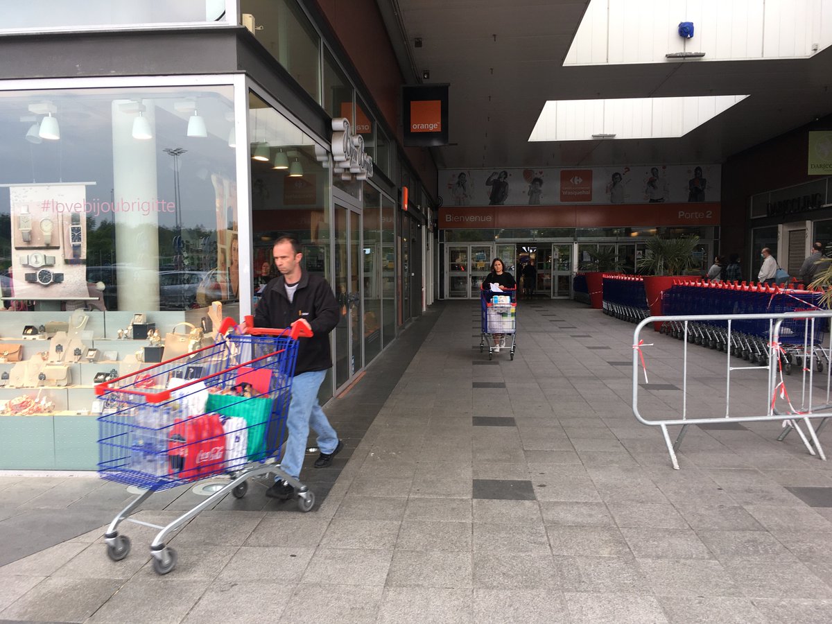 CanivezCh's tweet photo. Premiers clients à sortir du Carrefour de Wasquehal avec des masques, 2 lots de 5 à 2,90 euros le lot. https://t.co/YVWK3tjPfV