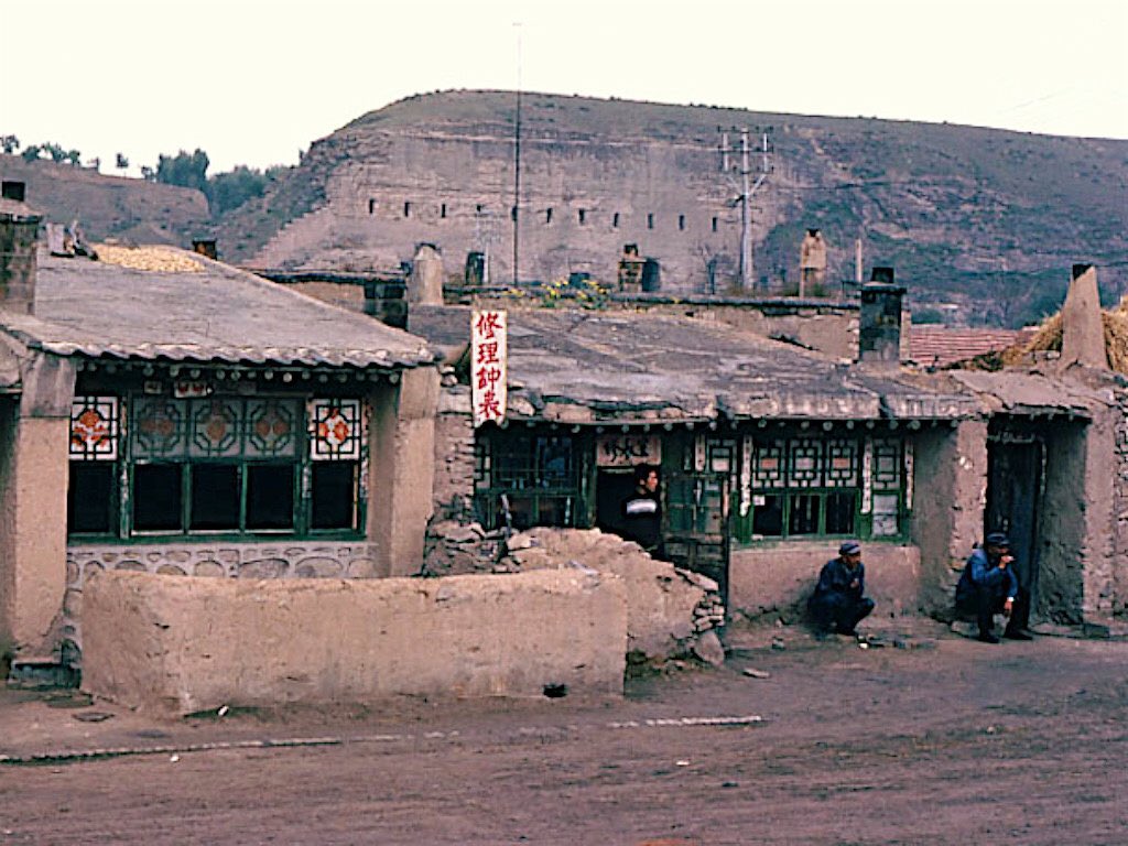 fengcheng_ccc's tweet photo. Datong, Shanxi province of north China, 1983
Photo by Leroy W. Demetry
It borders Inner Mongolia to the north and west and Hebei to the east. It is best known for its Yungang Grottoes, a collection of shallow caves, With over 50,000 carved statues of Buddhas in these grottoes. https://t.co/uws2TbpHtv