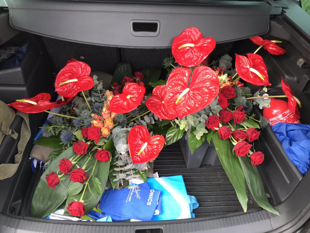 Normaal leggen we als SVON op 4 mei bloemstukken bij diverse monumenten in ons gebied. Dat zal ook dit jaar gebeuren, maar op een ander tijdstip en een andere manier. Dit zijn twee van de bloemstukken die vandaag gelegd zullen worden. 

Opdat wij niet vergeten, lest we forget.