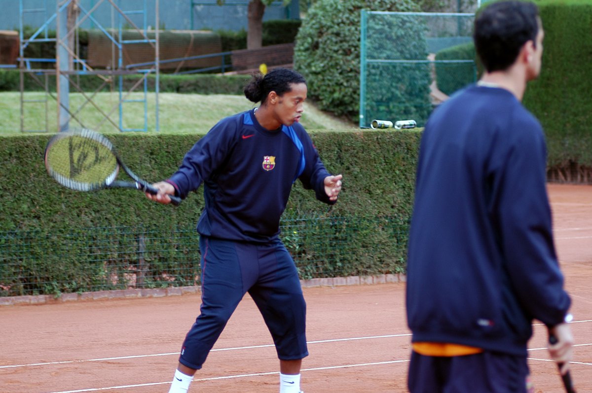 RctbArchivo's tweet image. Octubre 2004. Entrenamiento del @FCBarcelona_es en las pistas del @rctb1899 con @10Ronaldinho @setoo9 en acción y el resto de la plantilla. @10_LioneIMessi de espaldas