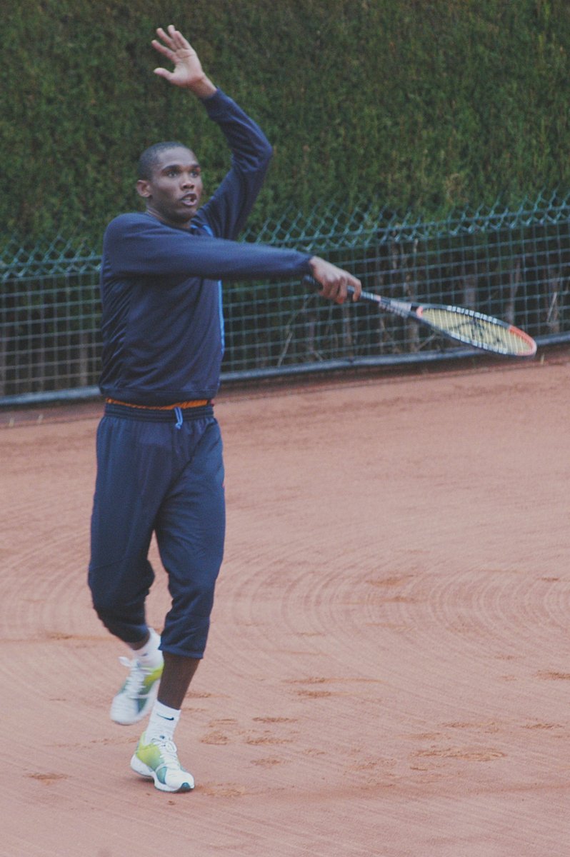 RctbArchivo's tweet image. Octubre 2004. Entrenamiento del @FCBarcelona_es en las pistas del @rctb1899 con @10Ronaldinho @setoo9 en acción y el resto de la plantilla. @10_LioneIMessi de espaldas
