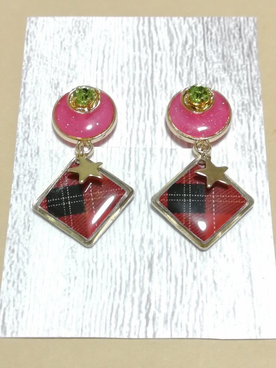 jun_takatsuki's tweet photo. 毎日毎日接客業でがんばっているお友達にわたしができることは何かを作ることくらいしかなかったから、お友達が大好きなあんスタのトリスタ衣更真緒くんイメージアクセ作りました！
送ったらとても喜んでくれてわたしもうれしい！ https://t.co/pHWTfUg5qW