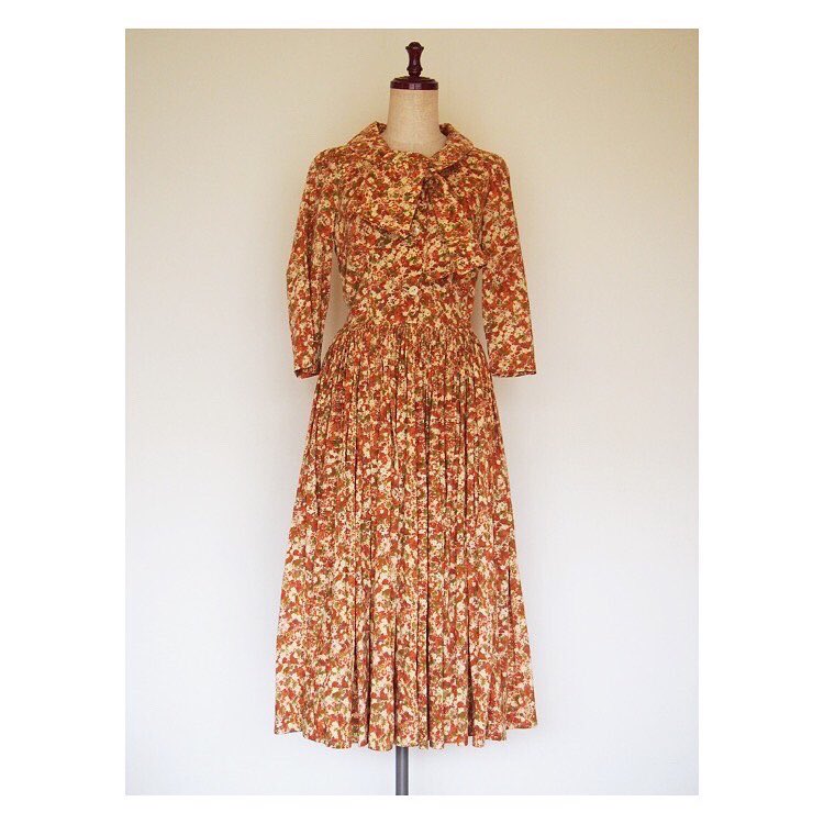 Uzivatel Spacemoth Zoetrope Na Twitteru Uk 1950 S Vintage Cotton Bowtie Dress イギリス 1950年代 ヴィンテージ コットン ドレス 目の詰まったしっかりしたコットン地に素朴な小花柄 ロールアップしたボウタイ襟に 細かなギャザーが丁寧に寄せられたスカート