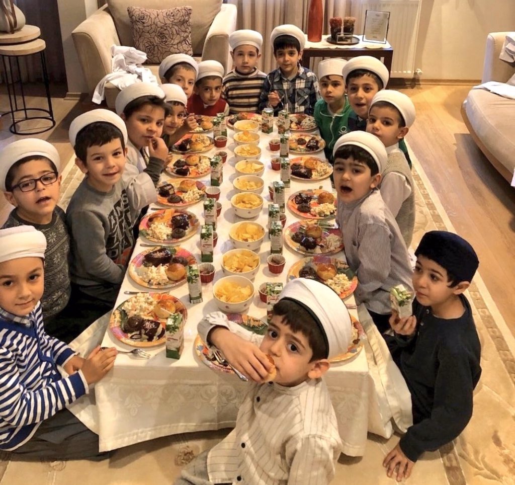 Bizim çocuklarımız bunlar..
Bizim evlatlarımız.. 
Mis kokulu her biri 😍🥰❤️