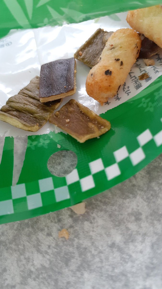 あかね オリーブの花や六甲花吹雪に入ってるこの揚げ昆布だけ無限に食べたい むかし親も同じ気持ちで 手作りしてくれたけど味が微妙にちがったのよなぁ うえがきは関西ローカルだしみんなあんましらんやろけど ちな 代表作のうぐいすボールは子供の頃