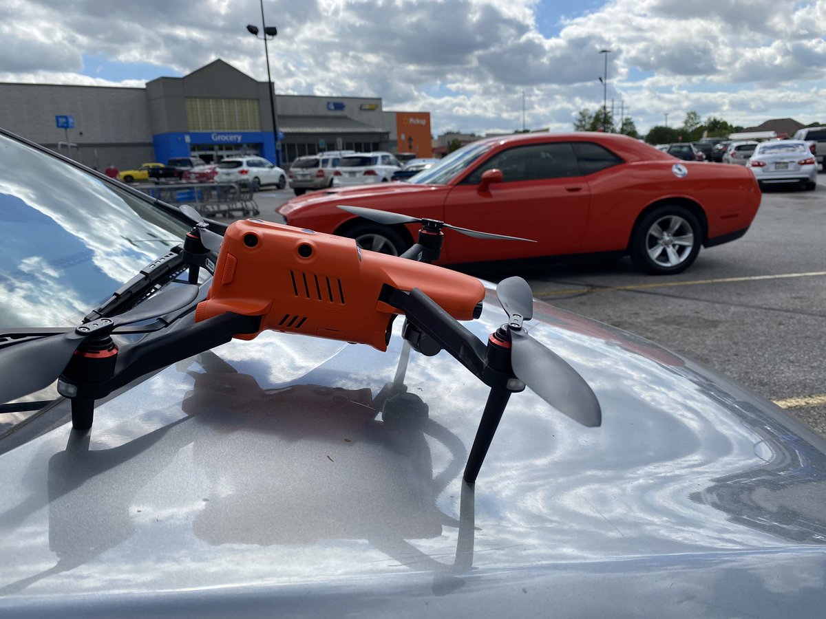 DroneTech3000's tweet photo. Enemies or Equals?! #dronelife #evo2drone #orange4life https://t.co/JD8tCiO2sc