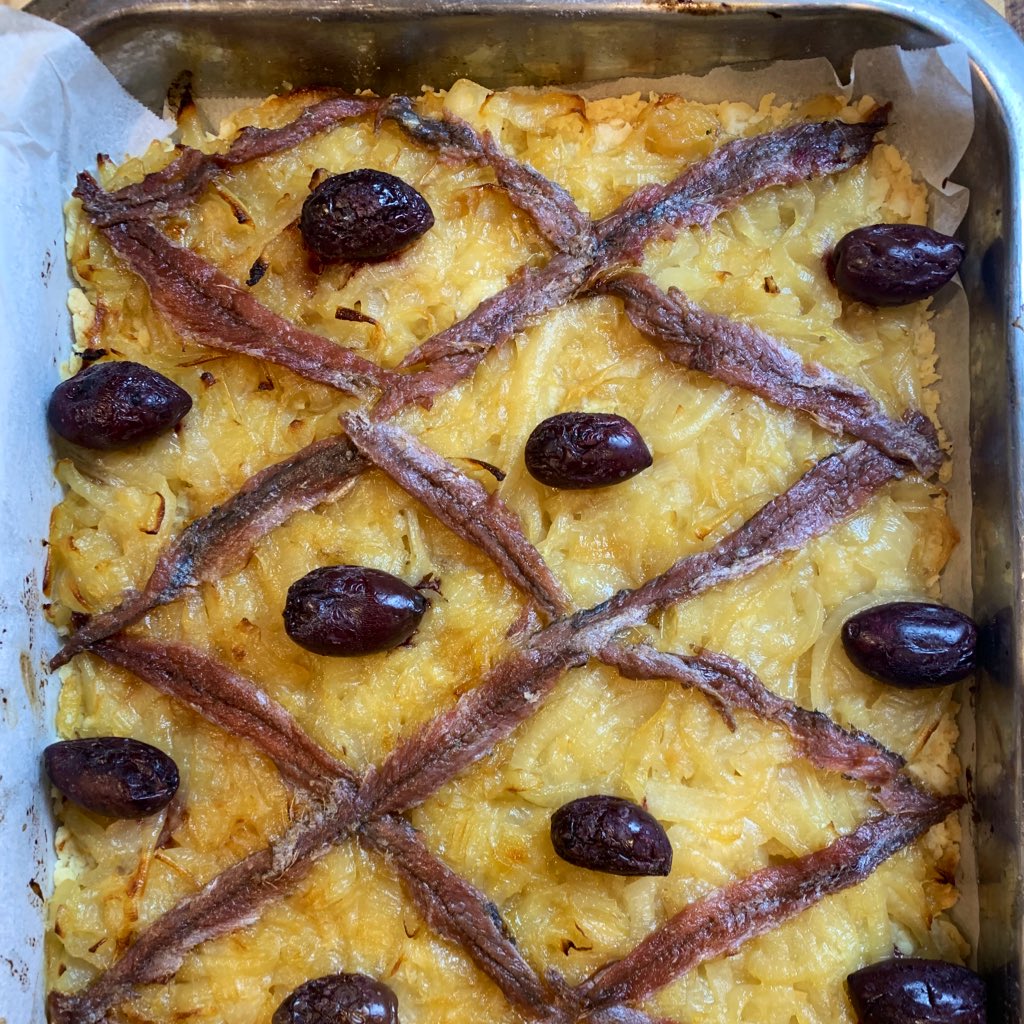this is pissaladière made on saturday, leftovers of which i had for tea on sunday with big green salad!!! crunch crunch