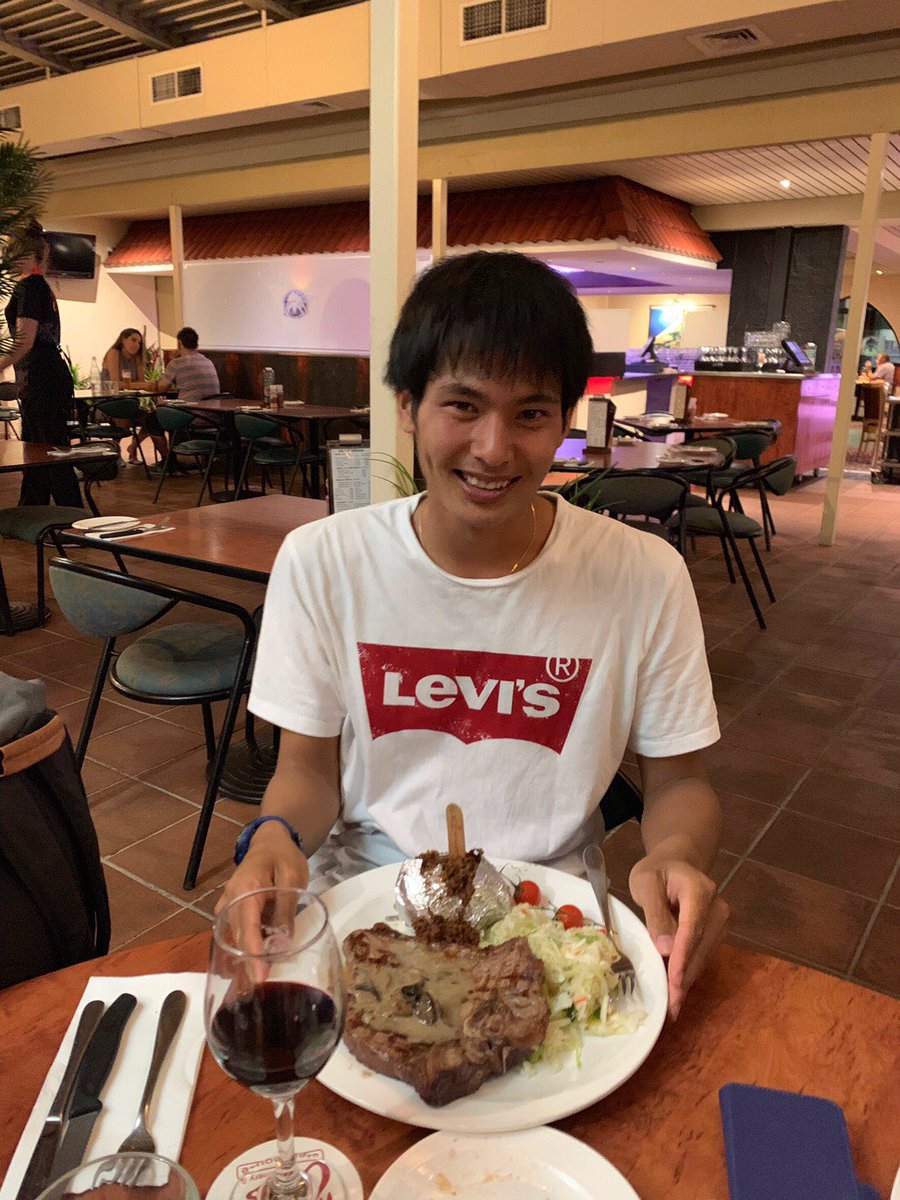 【部員に聞いてみた‼️】
Q.どうして男子硬式テニス部に入ったの？

A. ナイター付きテニスコート6面が使い放題だから！高いレベルの中で自分の技術を磨くことができ、情熱ある先輩がいたから。

経営学部4年　小坂知正

#春から横国